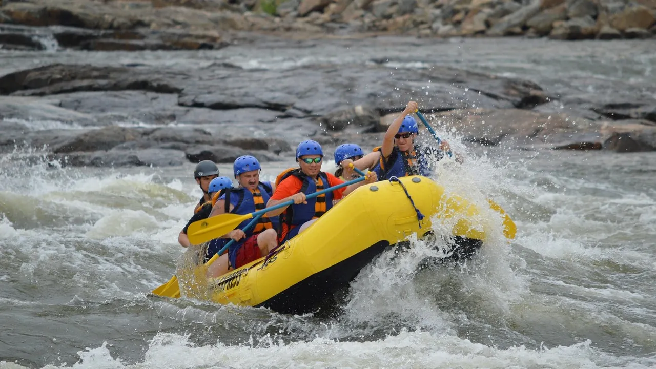 Équipe en raft jaune franchissant un rapide